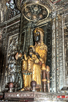 Чёрная мадонна / Монастырь Монсеррат хранит национальную святыню Каталонии — статую Богоматери с младенцем на коленях XII века(по легенде-IX века). За свой тёмный цвет 95-сантиметровая статуя из чёрного тополя в золотых одеждах получила название «Чёрная мадонна», а каталонцы ласково величают её «La Moreneta» (кат. «Смугляночка»).