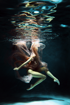 Танцы под водой / В кадре Кристина Кемелова мастер спорта по художественной гимнастике
