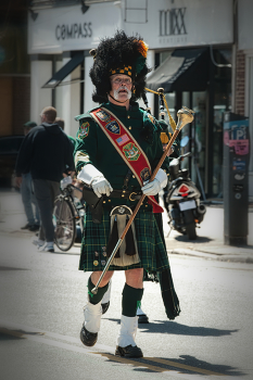 И в дождь, и в зной тамбурмажор ведёт оркестр за собой / Парад в честь дня Св. Патрика в Бруклине