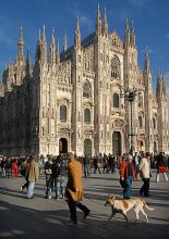 На Соборной площади / В центре Милана - Соборная площадь (Piazza del Duomo), на которой и стоит Дуомо (Duomo),  самый большой на свете готический собор.

Где-то прочитал: &quot;Ошеломляющий Дуомо&quot;. Точное определение. А площадь - очень живая. Там всегда интересно.))

Широкоугольник и помог, и затруднил. ))