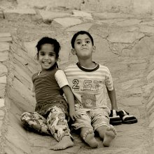 На каменной горке / В Омане я увидел их, весело скатывающихся по каменному желобу крепости. Фотографировал. Наконец они увидели меня и
отреагировали: каждый по-своему. ))

Они же здесь: http://photoclub.by/work.php?id_photo=93920&amp;id_auth_photo=2965#t