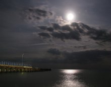 Лунная дорожка / теплый летний вечер на берегу Черного черного моря