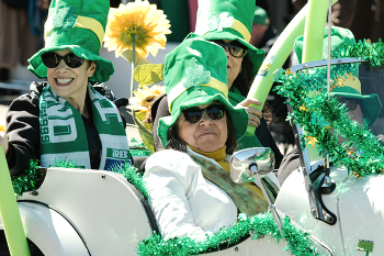 В весёленькой озеленённой машине катили на парад / Парад в честь дня Св. Патрика в Бруклине