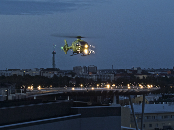 Ночной взлёт медицинского вертолёта / Больница Мейлахден (Meilahden tornisairaala), Хельсинки