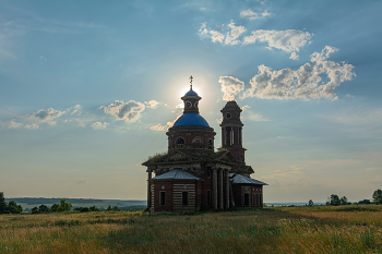на высоком берегу / Знаменская церковь на Красивой Мече