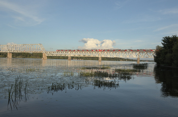 Вечерняя электричка на мосту через Волгу / Костромской железнодорожный мост через Волгу был введен в эксплуатацию в 1932 году (https://kostromka.ru/transport/belihov.php)