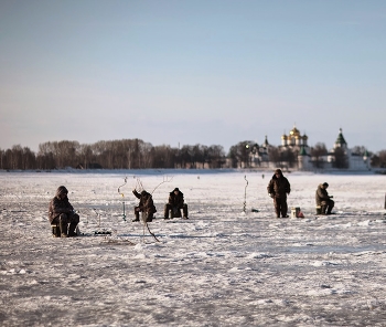 Зимняя рыбалка в пределах города / Подледная ловля рыбы на фоне Ипатьевского монастыря