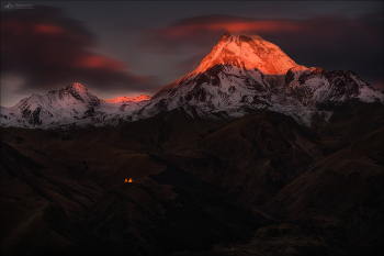 KAZBEGI / Грузия, Казбеги (Степанцминда).
Вид на Троицкую церковь в Гергети ( Гергетис Цминда Самеба ) и Казбек в утренних сумерках.
Ноябрь 2022г.
© https://phototravel.pro