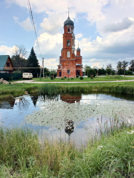 Храм с предгрозовыми облаками / Церковь Троицы в Троицкой слободе