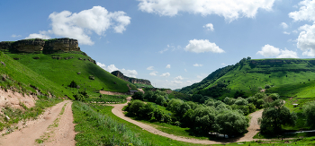 Вид на ущелье вдоль реки Аликоновка / Панорама из 3х горизонтальных кадров.
Карачаево-Черкесская республика.