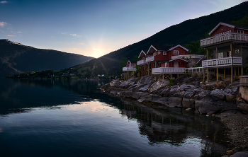 На берегу норвежского фьорда / На мой взгляд весьма интересные строения на прибрежных камнях фьорда в типичных норвежских цветах...