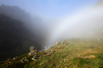 Радуга в тумане / на горном перевале в условиях низкой облачности