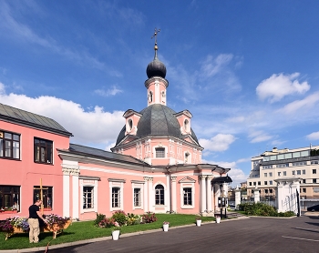 Церковь Екатерины Великомученицы на Всполье / Первая церковь святой великомученицы Екатерины на Всполье была создана в 1547-1560 гг. в белильной слободе царицы Анастасии Романовны, супруги царя Ивана Грозного. Название урочища Всполье (Сполье) означает часть поля, примыкающую к городу. Как и многие окрестные храмы, эта церковь была деревянной.

Посвящение храма святой великомученице Екатерине не было обычным для Москвы того времени и связано с заключением в 1472 г. брака великого князя Московского Ивана III и Софьи (Зои) Палеолог, чью мать звали Екатериной. Софья Палеолог привезла в Москву частицу мощей святой великомученицы Екатерины, и в Кремле была основан первый в Москве храм святой великомученицы Екатерины. При царе Иване Грозном почитание святой великомученицы Екатерины упрочилаось благодаря связым с монастырем Святой Екатерины на горе Синай.