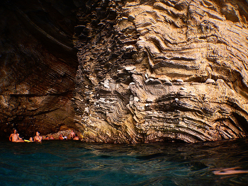 В каменной теснине / ***