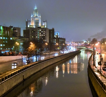 "Затихает Москва. Тихий вечер опустился на реки, мосты..." / "Затихает Москва. Тихий вечер
Опустился на реки, мосты.
Я люблю это время суток
На пустых тротуарах Москвы ..." Л.Старшинова
