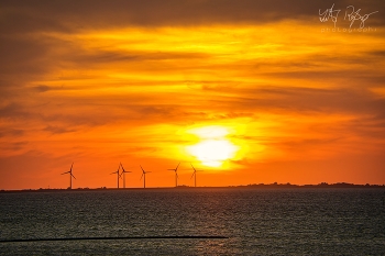 &nbsp; / Sonnenuntergang an der Nordsee mit Windmühlen