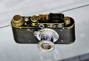 Старый фотоаппарат / Leica II (Leica D) — малоформатный дальномерный фотоаппарат, выпускавшийся немецкой компанией Ernst Leitz с 1932 до 1948 года. Разработан на основе камеры Leica Standard, к которой впервые добавлен встроенный дальномер, механически сопряжённый с фокусировкой объектива. При этом дальномер не совмещён с видоискателем, и для фокусировки и кадрирования используются раздельные окуляры.
С 1948 года под этим же обозначением выпускались упрощённые версии различных моделей Leica III. В общей сложности название Leica II использовалось для разных фотоаппаратов с 1932 по 1956 год.