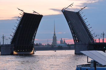 1524 / Санкт-Петербург, вид на Дворцовый мост с Адмиралтейской набережной, 27.06.23., 3:30