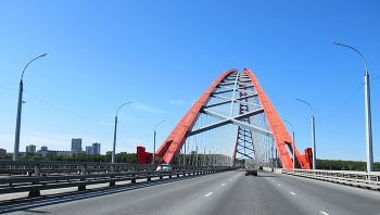 Через мост едем на машине / Бугринский мост. Новосибирск.