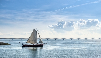 &nbsp; / segelboot beim auslaufen