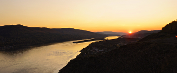 Закат осенний / Запасись терпением — солнце должно снова взойти. Оно всегда так поступает! 
(Мишель де Монтень). 

2. Краешек солнца ещё виден...

https://photocentra.ru/work/872771?id_auth_photo=29736