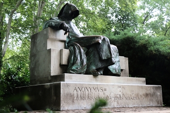Памятник Анониму / Памятник Анонимусу в Будапеште был создан в 1903 году скульптором Миклошем Лигети. Находится в городском парке, во дворе замка Вайдахуняди.