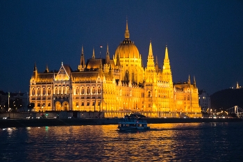 Здание парламента. Будапешт. Венгрия. / Резиденция парламента Венгрии на левом берегу Дуная в Будапеште. Строительство велось с 1885 по 1904 годы. Здание возвели в неоготическом стиле с элементами восточной архитектуры