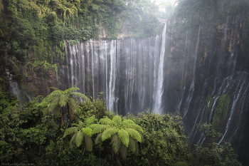 &quot;Тропический водопад&quot; / Водопад Tumpak Sewu на острове Ява. Индонезия