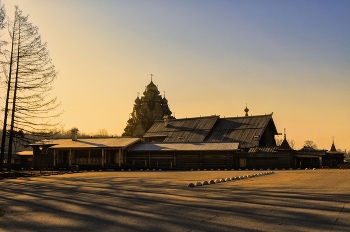 Весеннее утро. / Комплекс Покровской церкви в Невском лесопарке под Петербургом.