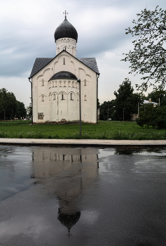 после дождя / Церковь Спаса Преображения на Ильине — недействующий православный храм в Великом Новгороде на Торговой стороне, построенный в 1374 году