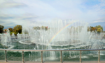 Радуга в фонтане в ветреную погоду / Царицыно.