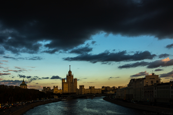 Уходили тучи... Вечерняя Москва. / А на самом деле тучи уже уходили. Улетали вдаль, чтобы ближайшую неделю и вовсе здесь не появляться. 
Москва. Река и город.