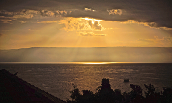 Тверия. Утро на море Галилейском / https://photocentra.ru/work/563222

Галилейское море (Кинерет, Тивериадское или Генисаретское озеро)