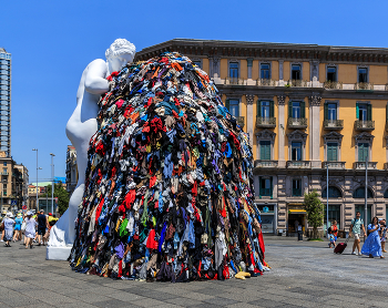 "Венера в лохмотьях" / Инсталляция Микеланджело Пистолетто (Michelangelo Pistoletto).
Статуя Венеры, которая роется в огромной куче разных вещей, — протест автора против эры потребления.
"Венера в лохмотьях" была установлена в центре Неаполя на площади 28 июня, а в ночь с 11-го на 12-ое июля какой-то .удак её сжег.