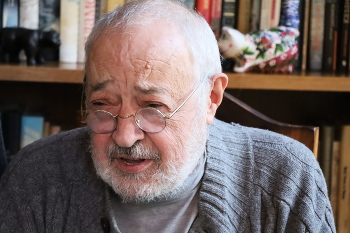 Поэт Бахыт Кенжеев / * * *

 

Алкогольная светлая наледь, снег с дождём, и отечество, где

нет особого смысла сигналить о звезде, шелестящей в беде.

Спит сова, одинокая птица. Слышишь, голову к небу задрав,

как на крыше твоей копошится утешитель, шутник, костоправ?

Что он нёс, где витийствовал спьяну, диктовал ли какую строку

Михаилу, Сергею, Иоганну, а теперь и тебе, дураку, –

испарится, истлеет мгновенно, в серный дым обратится с утра –

полночь, зеркало, вскрытая вена, речь – ручья молодая сестра...

Нет, не доктор – мошенник известный. Но и сам ты не лев, а медведь.

Подсыхать твоей подписи честной, под оплывшей луной багроветь.

Не страшись его снадобий грубых, будь спокоен, умён и убог.

Даже этот губительный кубок, будто небо Господне, глубок.