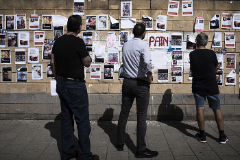 Боль / Фотографии 199 заложников - солдат, женщин, детей и стариков, среди которых 2 бывших узника концлагерей.