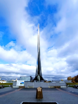 Покорителям космоса / Памятник на Аллее космонавтов в Москве