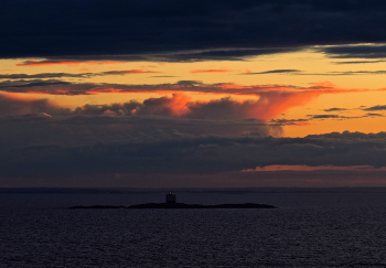 Двусмысленный, что ни говори... / Островок-маячок. Издали ну очень уж он похож на всплывшую из глубины субмарину... Сколько ни ходил мимо, всегда хотелось его запечатлеть :)

Балтика, Шведские шхеры.

https://photocentra.ru/work/1023593

https://photocentra.ru/work/599425