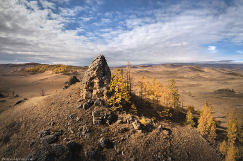 "Главный на Тажеранах" / Один из каменных останцев в Тажеранской степи выделяется среди сотен себе подобных, как формой скалы, так и окружающим ландшафтом. Снимая пейзажи в окрестностях этого камня, всегда хочется слать его центром кадра