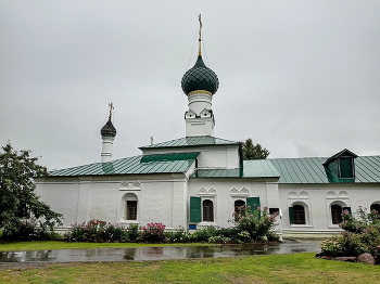 Белый храм в серый день / Тихвинская церковь в Ярославле