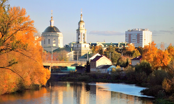 Красочная осень в городе / Красочная осень в городе на реке Орлик