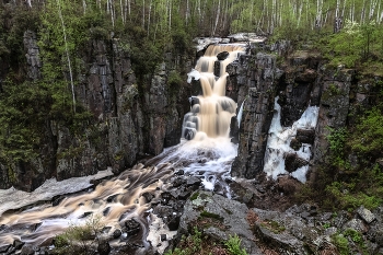 Уковский водопад / Уковский водопад — один из самых известных водопадов Прибайкалья. Находится в окрестностях Нижнеудинска. При впадении в Уду река Ук образовала скальное ущелье и мощный водопад. Вода низвергается шестью каскадами на дно узкого ущелья, загроможденного крупными глыбами камней. Живописную картину дополняет высокая башнеобразная скала справа от водопада.