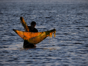 Ловец червей / Человек ловит морских червей на наживку для рыбаков на продажу.