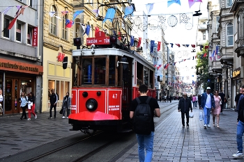 Утро на Истикляль / Стамбул.Улица пешеходная. По ней ездит только знаменитый красный стамбульский трамвайчик, который вынужден постоянно притормаживать и сигналить пешеходам, чтобы они расступились и не попали под колеса.
Но утром - немноголюдная.