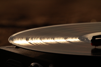 Музыка на пластинке / Фото играющей виниловой пластинки с ярко выраженной текстурой