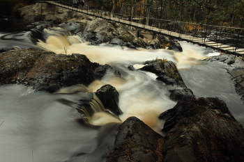 Карельские водопады / Пейзаж на длинной выдержке в Карелии. Водопад, подвесной мост