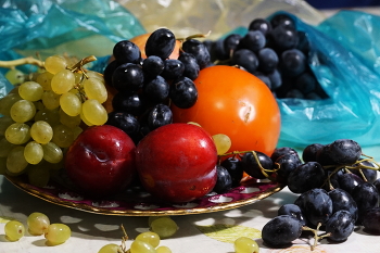 Урожай с рынка / Хочется скорее приступить к дегустации,но немытые.А вымоешь!-кто же удержится не отправить в рот!!!