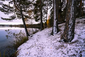 Первый снег на Круглом. / Приозерский район. Озеро Снетковское. Октябрь 2023 года.