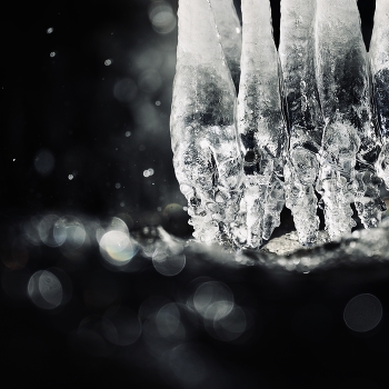 Сосульки над горной рекой / :::::