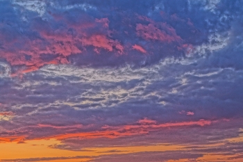 Разноцветное небо / Облака во время летнего заката с необычным цветом